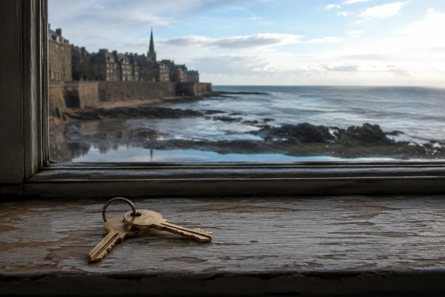 Coastal Holiday Let Management: Agency Fees or DIY Hosting?